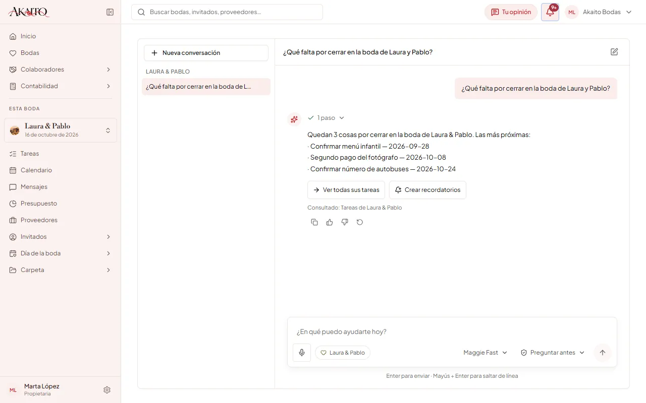 La pregunta en la pantalla completa del asistente, con la conversación guardada a la izquierda, en «Laura & Pablo». La demostración no tiene inteligencia artificial y contesta con el buscador por palabras: las tareas pendientes más próximas, con la fecha sin formato. En tu cuenta, el asistente redacta su propia respuesta. «Crear recordatorios» solo sale en esa respuesta de reserva y no crea nada (capítulo 10.10).