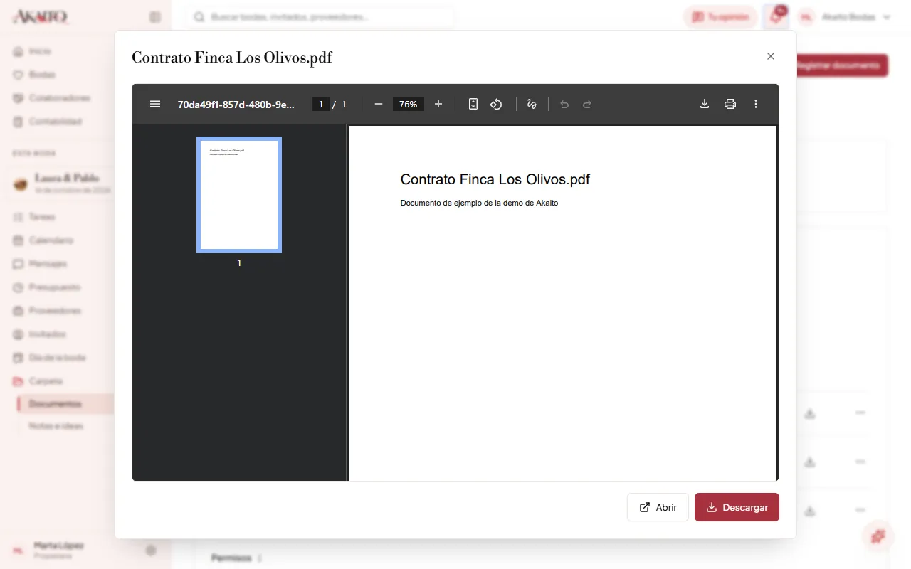 La vista previa de un contrato en PDF, con «Abrir» y «Descargar» debajo. El contrato es el de ejemplo de la demostración: solo lleva su nombre.