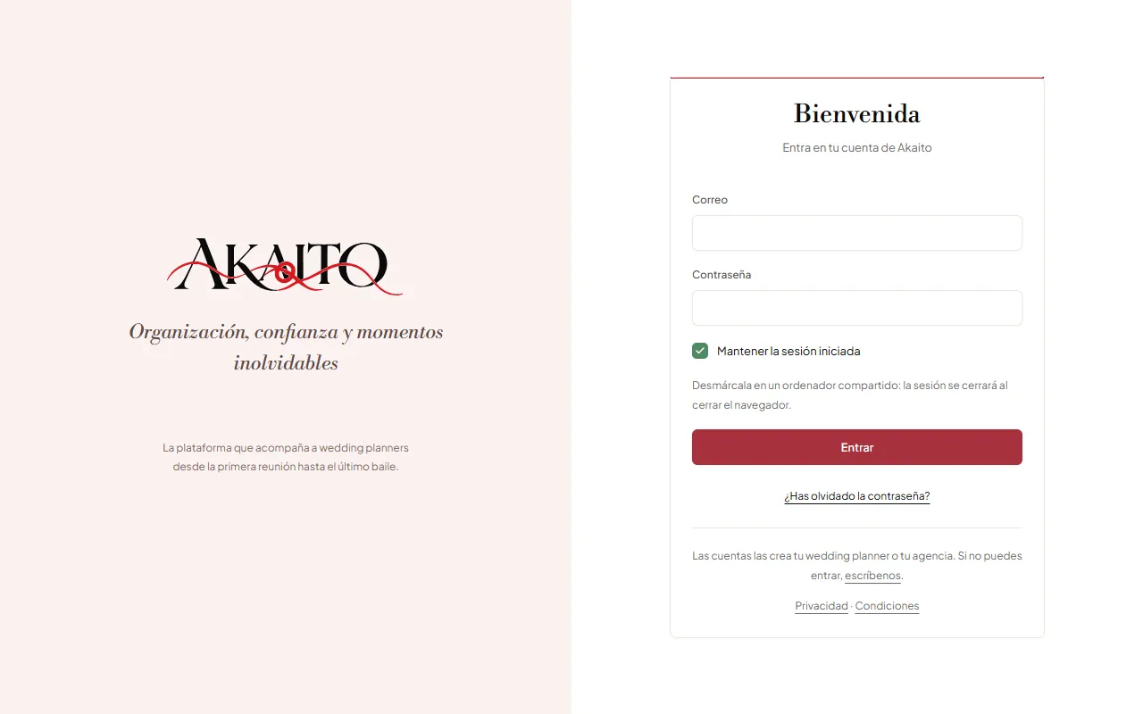 La página de entrada de Akaito, la misma para planners, parejas y proveedores: correo, contraseña, la casilla «Mantener la sesión iniciada» (marcada de serie) y el enlace «¿Has olvidado la contraseña?».