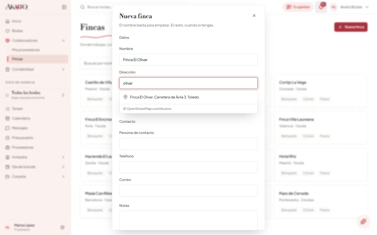 La dirección de una finca con sugerencias: al escribir «olivar» sale la lista de lugares, con la atribución de OpenStreetMap. La demo solo conoce unos pocos lugares de muestra; el servicio real busca en todo el mapa.