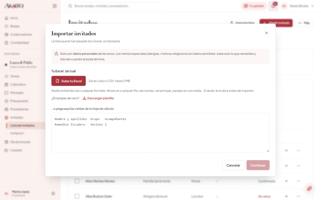 La ventana «Importar invitados»: «Sube tu Excel», «Descargar plantilla» y el recuadro para pegar las celdas.