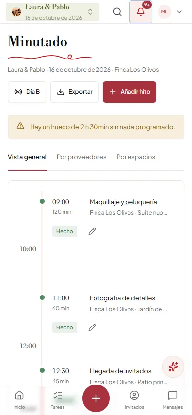 El minutado en el móvil: las horas en punto en el margen, cada hito con su hora y su duración, el título con su espacio y su proveedor, y debajo el estado y las acciones. En el móvil no hay asa para arrastrar: la hora se cambia en la ventana del hito.