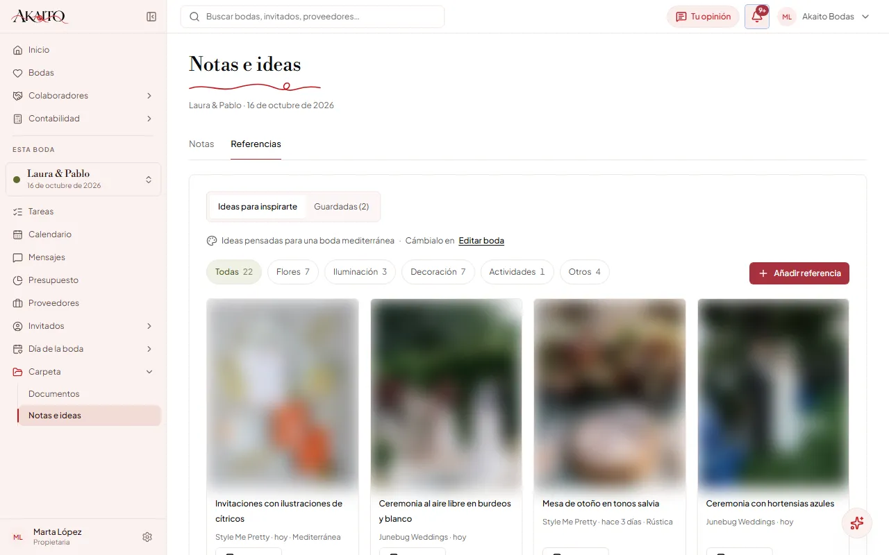 «Ideas para inspirarte» en la boda de Laura y Pablo, mediterránea y en octubre: la línea de arriba dice con qué estilo se ordenan, y primero va la idea mediterránea y luego las de otoño. Cada idea lleva su imagen, un título en castellano, la revista de la que viene, cuándo se publicó, su estilo si lo tiene y «Guardar». En este manual las fotos salen difuminadas porque son de las revistas, no de Akaito; en la aplicación se ven enteras. En la demo las ideas son siempre las mismas.