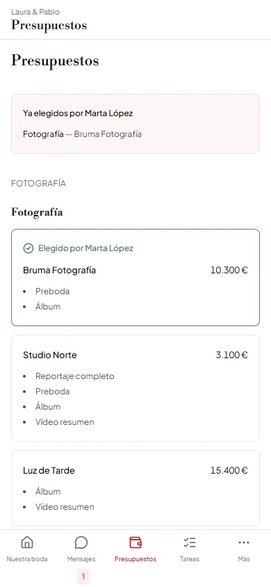Con los portales activados, lo que ve la pareja en el móvil tras la elección: Bruma Fotografía arriba, «Elegido por Marta López», y las otras dos atenuadas, «Descartado». Con una opción elegida ya no sale «Nos gusta este».
